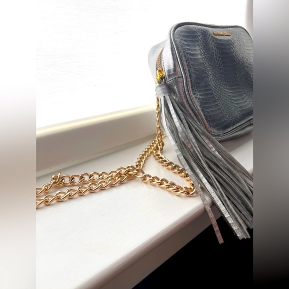 Vintage Victoria’s Secret Metallic
Chain Crossbody Bag - Limited Edition - Picture 3 of 3